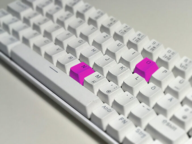 weiße tastatur mit pink n und o tasten