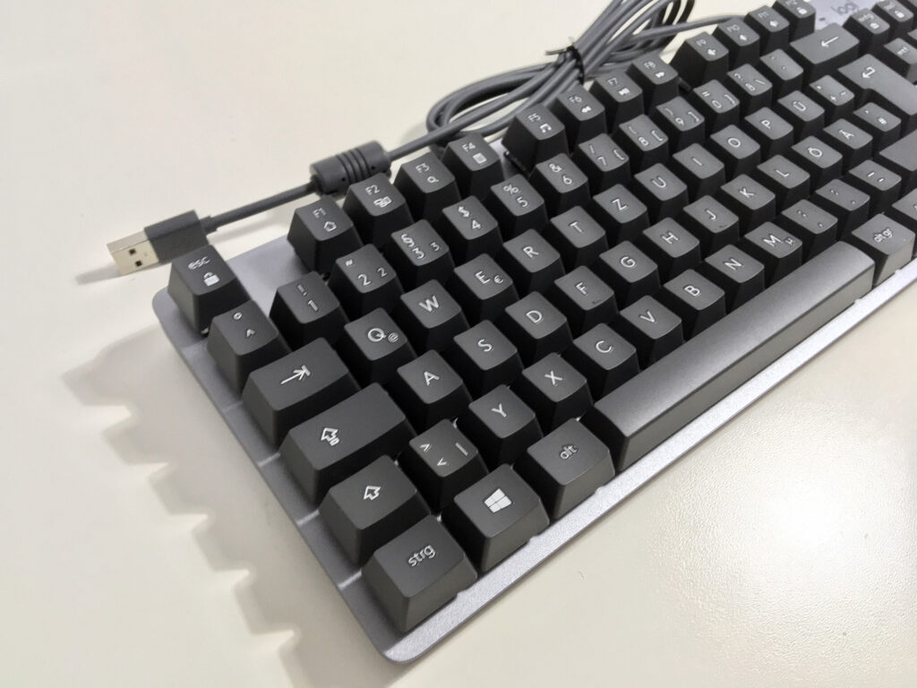Die Logitech Tastatur im linken Profil