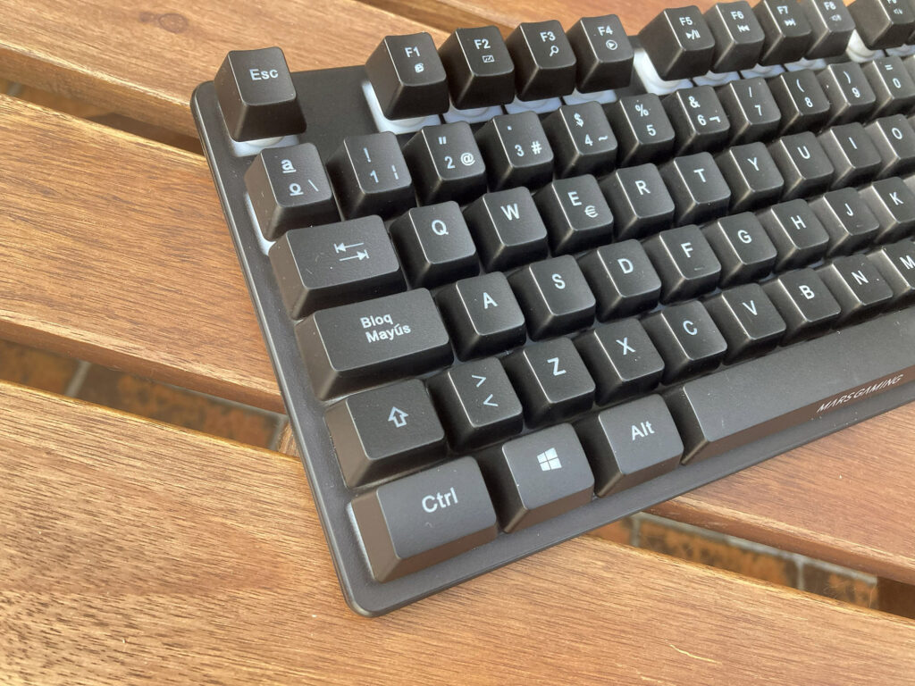 MarsGaming MK02 billige Mechanische Tastatur von links
