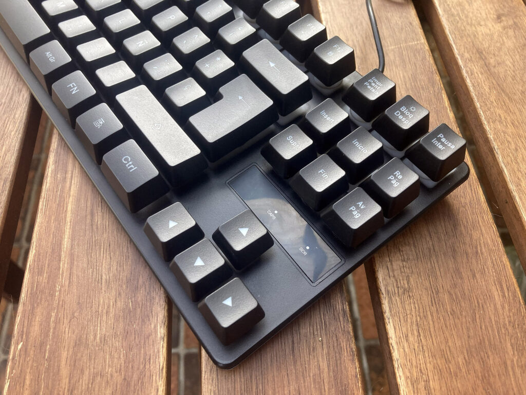 MarsGaming MK02 billige Mechanische Tastatur von rechts