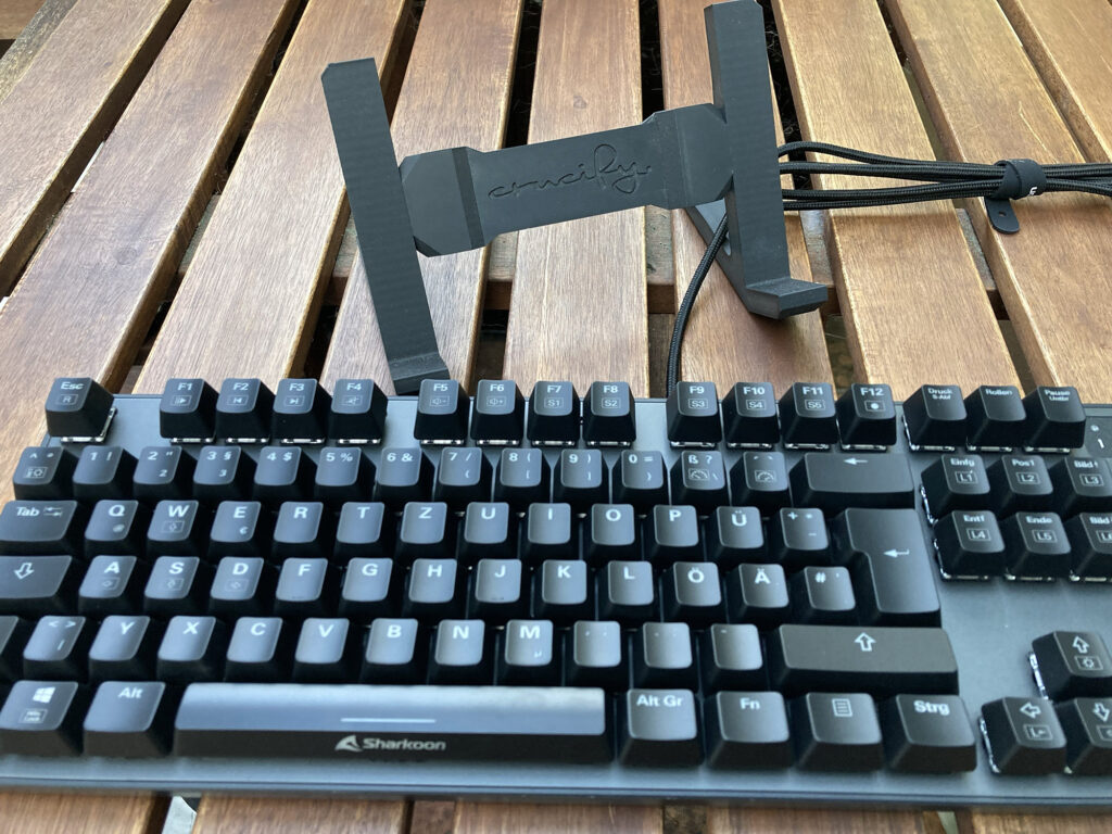 crucify tastaturständer und skiller tastatur von sharkoon