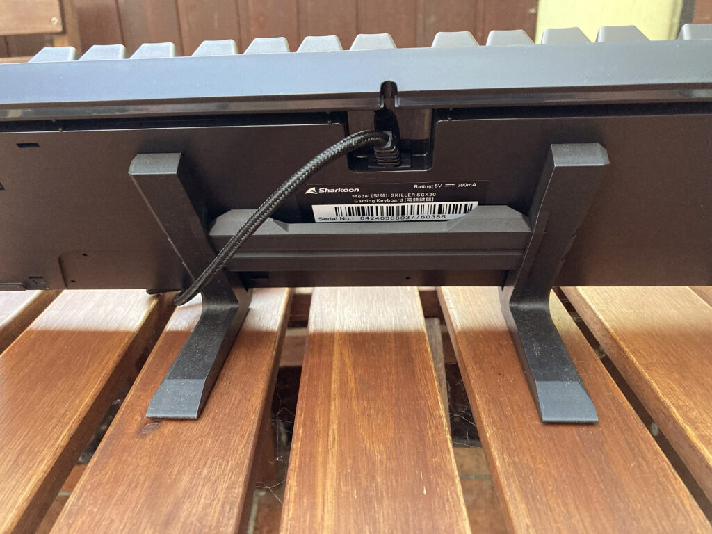 tastaturständer crucify rückseitig mit der sharkoon tastatur